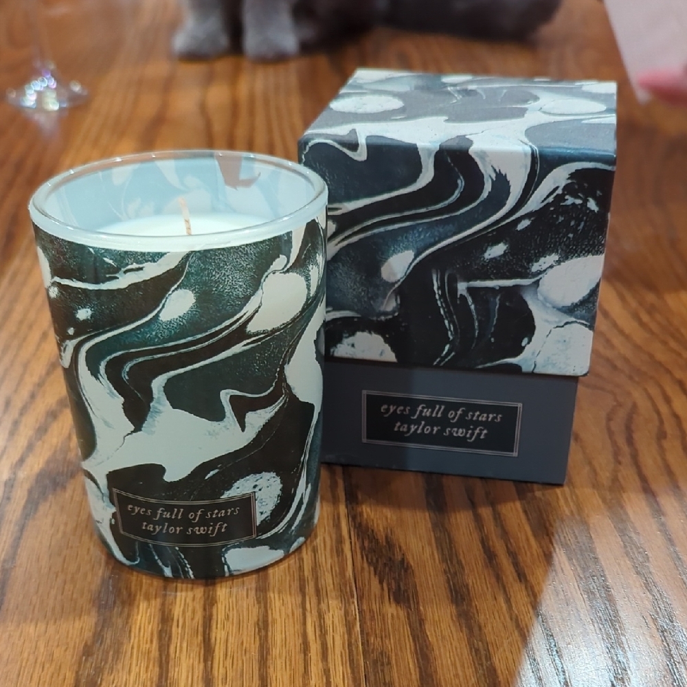 NWT eyes Full Of Stars Candle